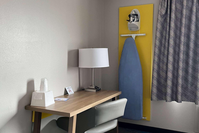 Public Area 2, Days Inn & Suites By Wyndham Of Morris, Grundy