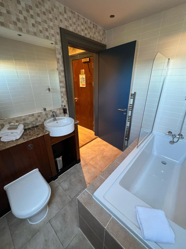 Bathroom 3, The Lynnhurst Hotel, Renfrewshire