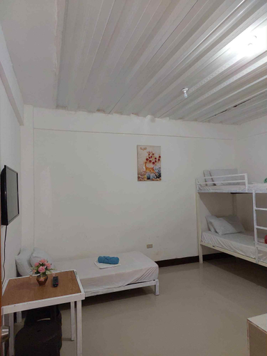 Bedroom 4, RedDoorz @ Wyns Hotel, Lucena City