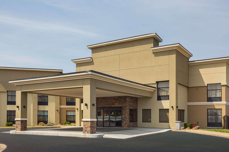 Exterior & Views 2, Clarion Inn & Suites Evansville, Vanderburgh