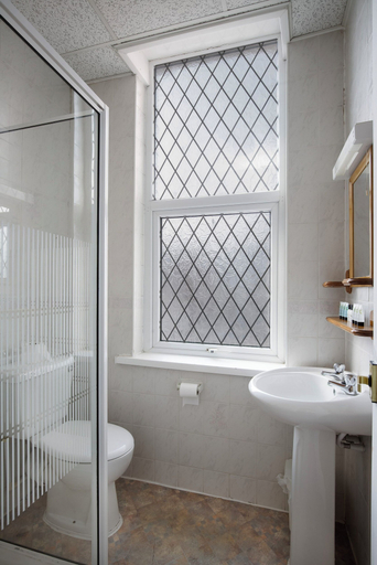Bathroom 4, Hotel Sofia, Blackpool