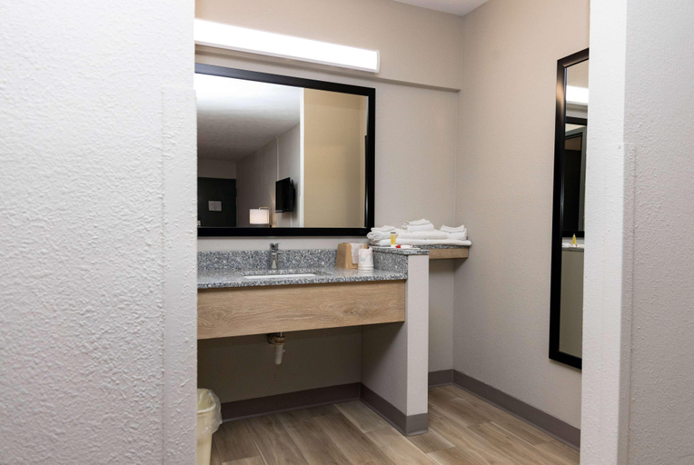 Bedroom 5, Days Inn by Wyndham Cincinnati East, Clermont