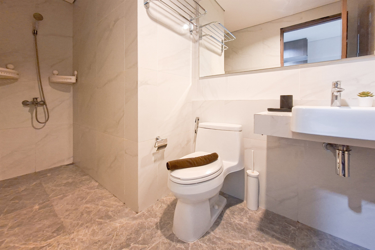 Bathroom 5, Modern 1BR near IKEA at The Smith Alam Sutera Apartment By Travelio, Tangerang