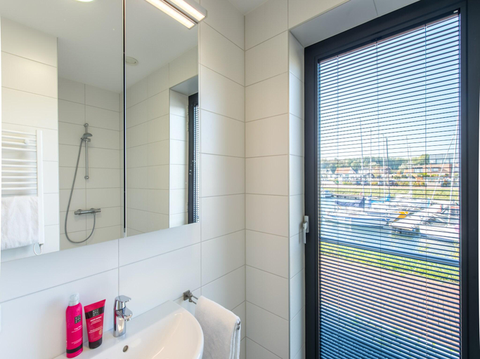 Bathroom 3, Apartment in Kamperland with Marina Views, Noord-Beveland