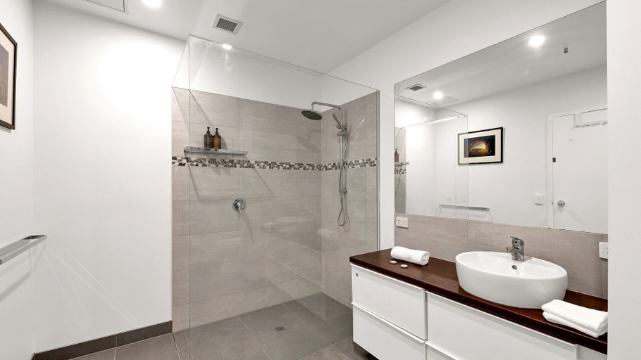 Bathroom 3, Gordon House Apartments, Melbourne