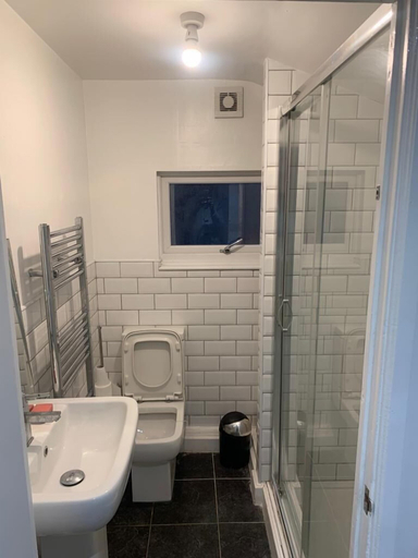 Bathroom 2, Ardens Lodge, Medway