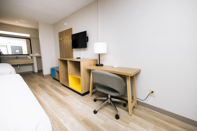 Bedroom 3, Days Inn by Wyndham Cincinnati East, Clermont