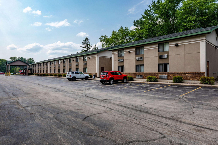 Exterior & Views 2, Quality Inn & Suites Marinette, Marinette