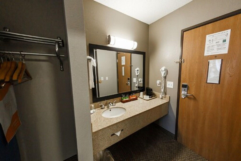 Bathroom 3, Quality Inn Burlington near Hwy 34, Des Moines