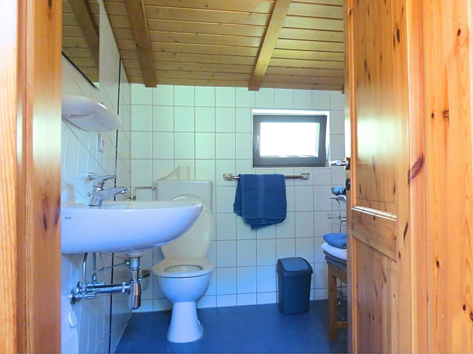 Bathroom 3, Geraumiges Ferienhaus im Kellerwal mit Terrasse, Waldeck-Frankenberg