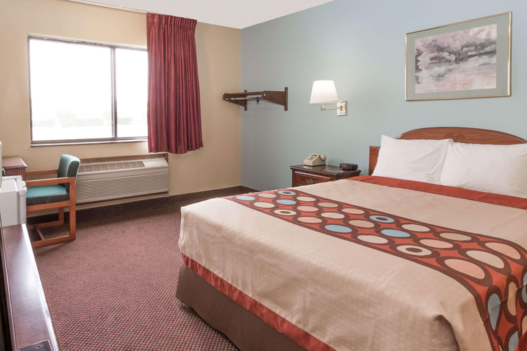 Bedroom 3, Super 8 By Wyndham Woodstock, McHenry