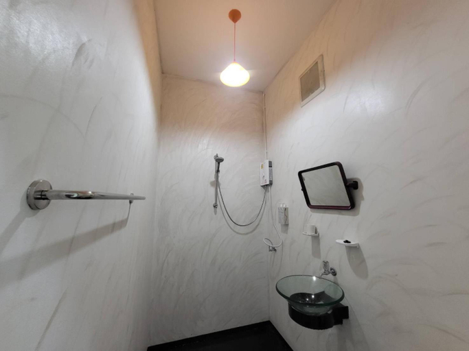 Bathroom, Lake View Resort, Phunphin