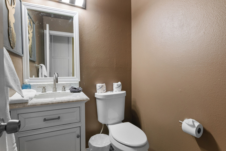 Bathroom 3, Unwinding Bear, San Bernardino