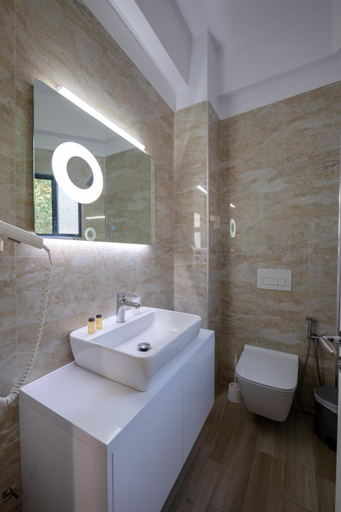Bathroom 5, New Heaven Hotel, Sarandës