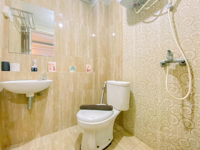 Bathroom 5, Warm and Cozy Stay 2BR Pakubuwono Terrace Apartment By Travelio, Jakarta Selatan