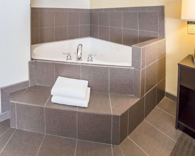 Bathroom 5, Sleep Inn & Suites Miles City I-94, Custer