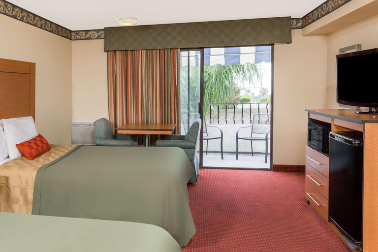Bedroom 3, Travelodge by Wyndham San Clemente Beach, Orange