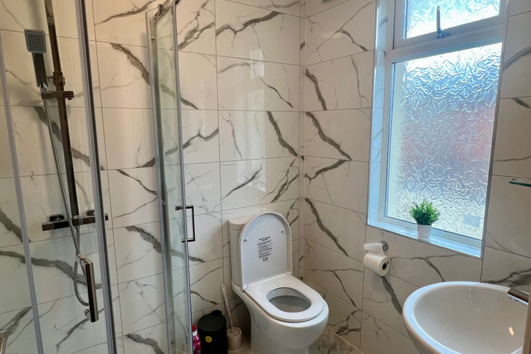 Bathroom, Construction Crew Quarters:5brfree Wifi & Parking, Newcastle upon Tyne