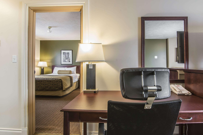 Bedroom 4, Econo Lodge Inn & Suites, Division No. 17