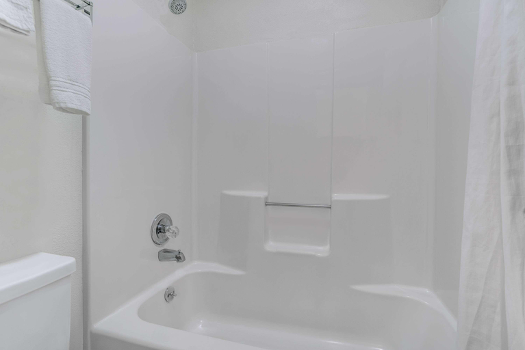 Bathroom 4, Days Inn by Wyndham Macon I-475, Bibb