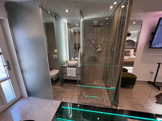Bathroom 4, La Luna Petite Suite Deluxe Apartment with Pool & Jacuzzi, Bikes and Secured Parking, Našice