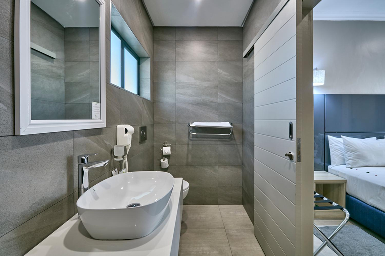 Bathroom 4, Travelodge Kasane, Chobe