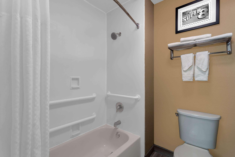 Bathroom 5, Super 8 by Wyndham South Holland, Cook