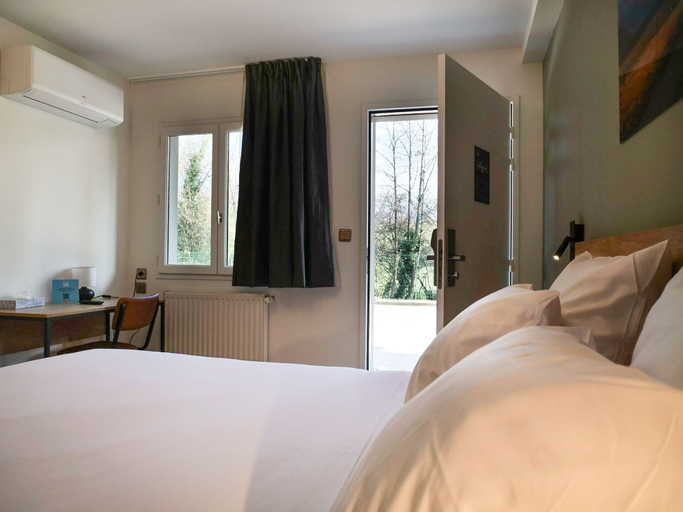 Bedroom 4, Motel 991, Savoie