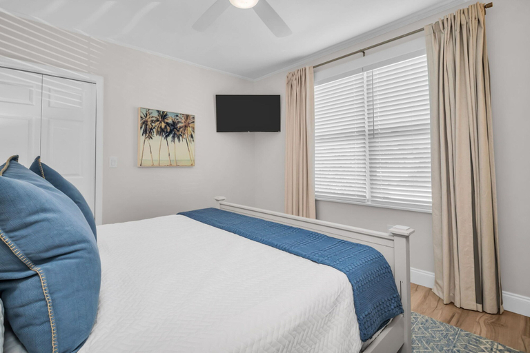 Room 5, NEW Beach Envy 4BR Pool Spa Steps From Sand, Pinellas