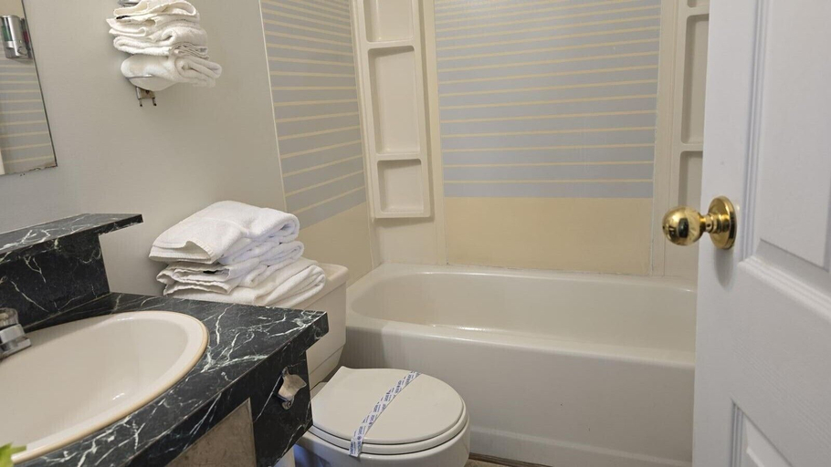 Bathroom 3, Camelot Court Motel, Fraser-Fort George