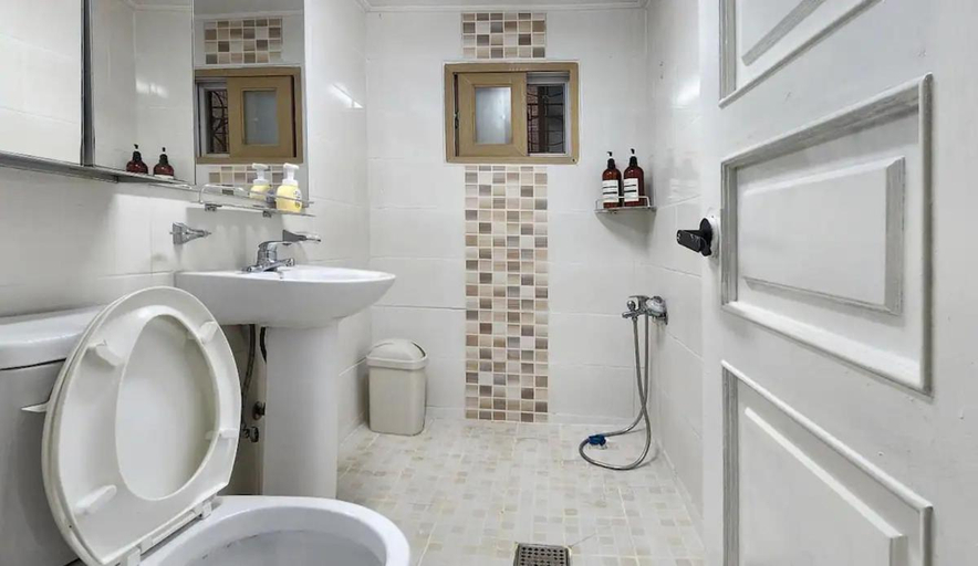Bathroom 3, 마이리틀 White Linen House, Mapo