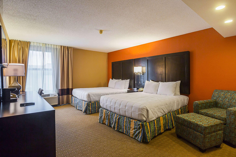Bedroom 4, Clarion Inn & Suites Evansville, Vanderburgh