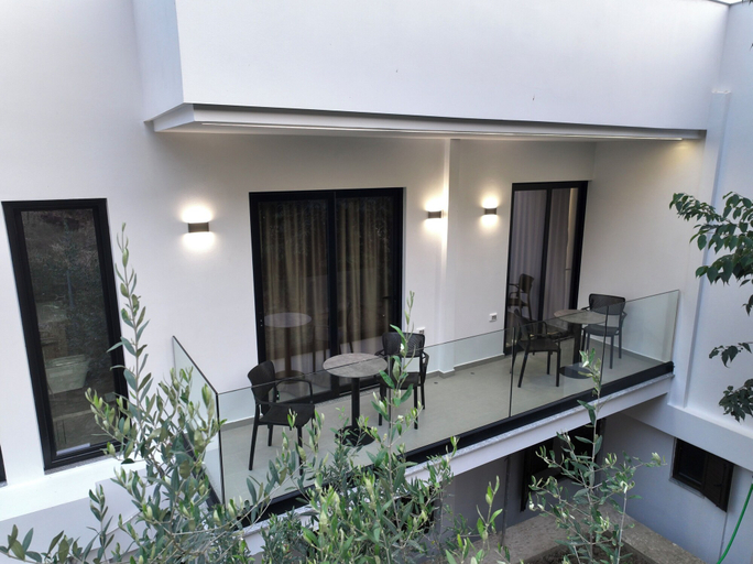 Others 5, Hotel AURA, Sarandës