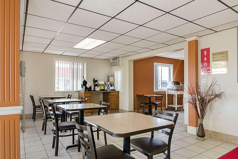 Food & Drinks 5, Econo Lodge Hays I-70, Ellis
