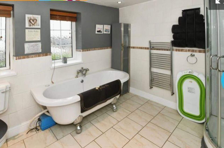 Bathroom, Charming 5-bed House in Boston Lincolnshire, Lincolnshire