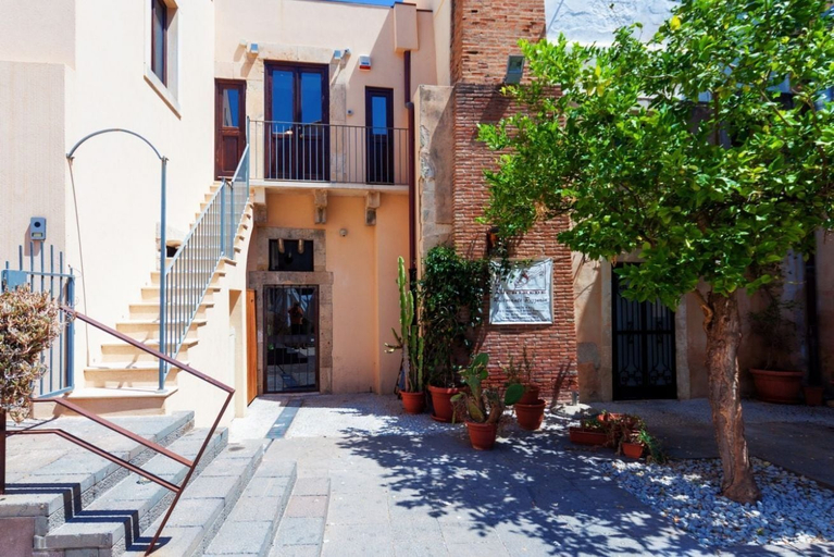 Exterior & Views 2, Valuk-Piazza Duomo Charming Apartment, Syracuse