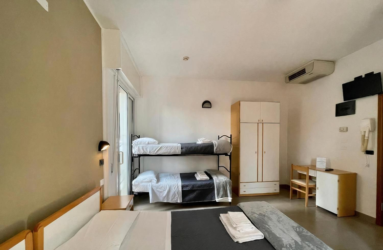 Bedroom 2, Hotel Quisisana, Rimini