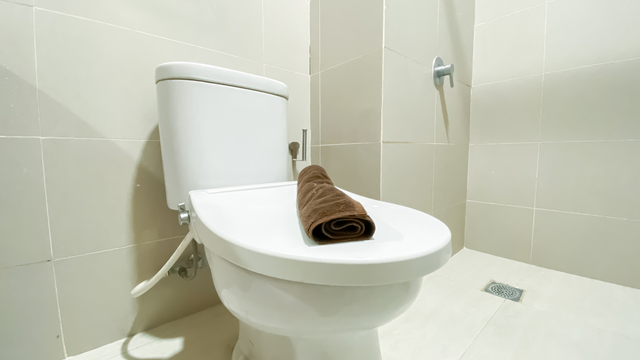 Bathroom 5, Spacious Studio Apartment B Residence By Travelio, Tangerang Selatan
