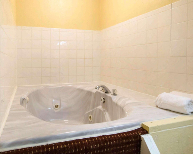 Bathroom 4, Econo Lodge Erlangler, Kenton