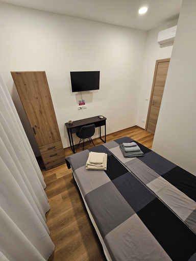Others 5, B&B Lunis, Trieste