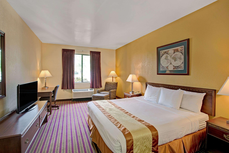 Bedroom 3, Days Inn & Suites by Wyndham Hickory, Catawba