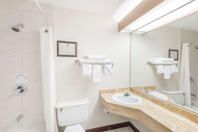 Bathroom 4, Super 8 by Wyndham Columbus, Franklin