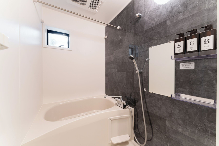 Bathroom 3, Glannir Sangenjaya, Setagaya