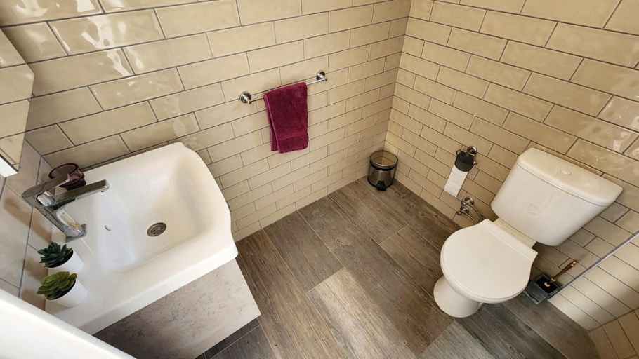 Bathroom 5, Beautiful Villa Within Easy Distance to Attraction