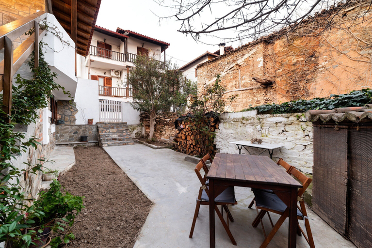 Others 2, Snug Apartment in Agios Nikolaos With Garden, Central Macedonia