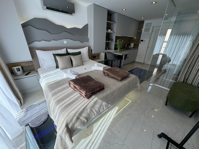 Bedroom 3, La Luna Petite Suite Deluxe Apartment with Pool & Jacuzzi, Bikes and Secured Parking, Našice