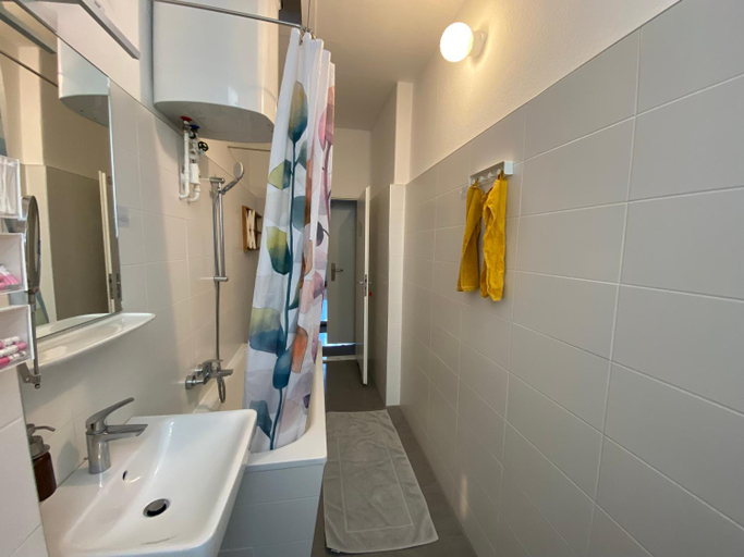 Bathroom 3, Kiez Hostel Berlin, Berlin