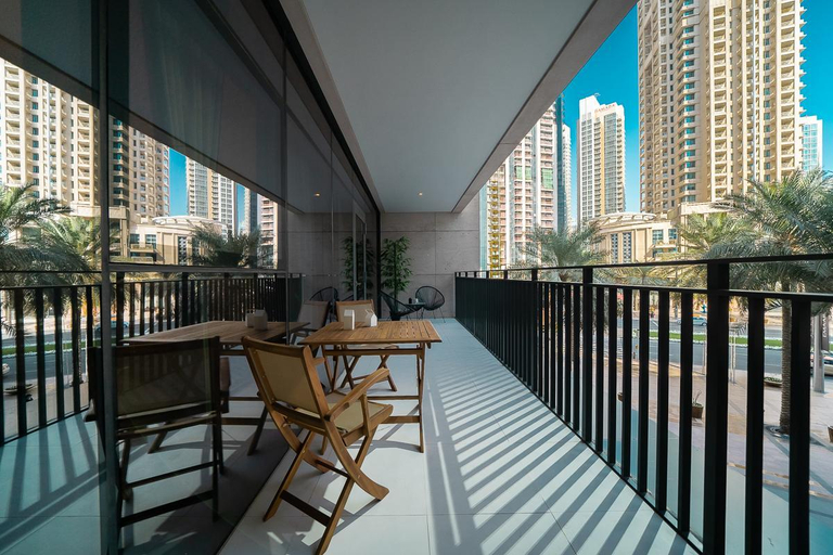 Others 3, Chic Apt with Balcony and Pool near Burj Khalifa, Dubai
