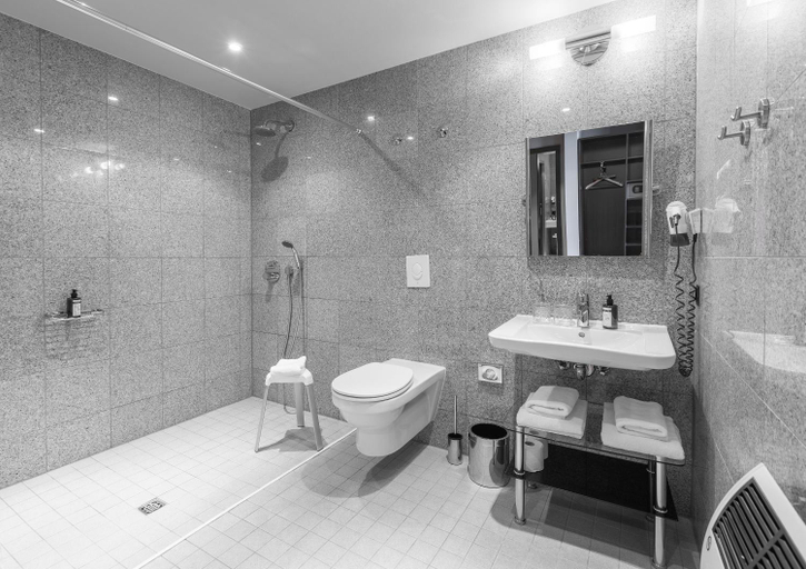 Bathroom 4, Titanic Comfort Kurfurstendamm, Berlin