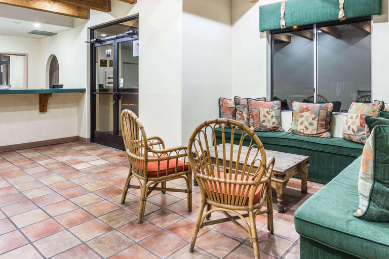 Public Area, Super 8 by Wyndham Cottonwood, Yavapai